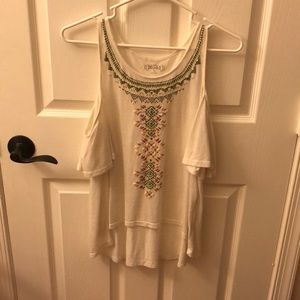 I’m selling a breezy tank from mudd.